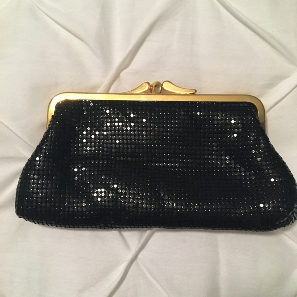 Whiting & Davis snap close clutch